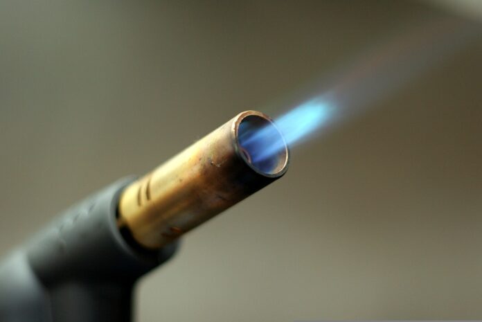 blowtorch-596294_960_720